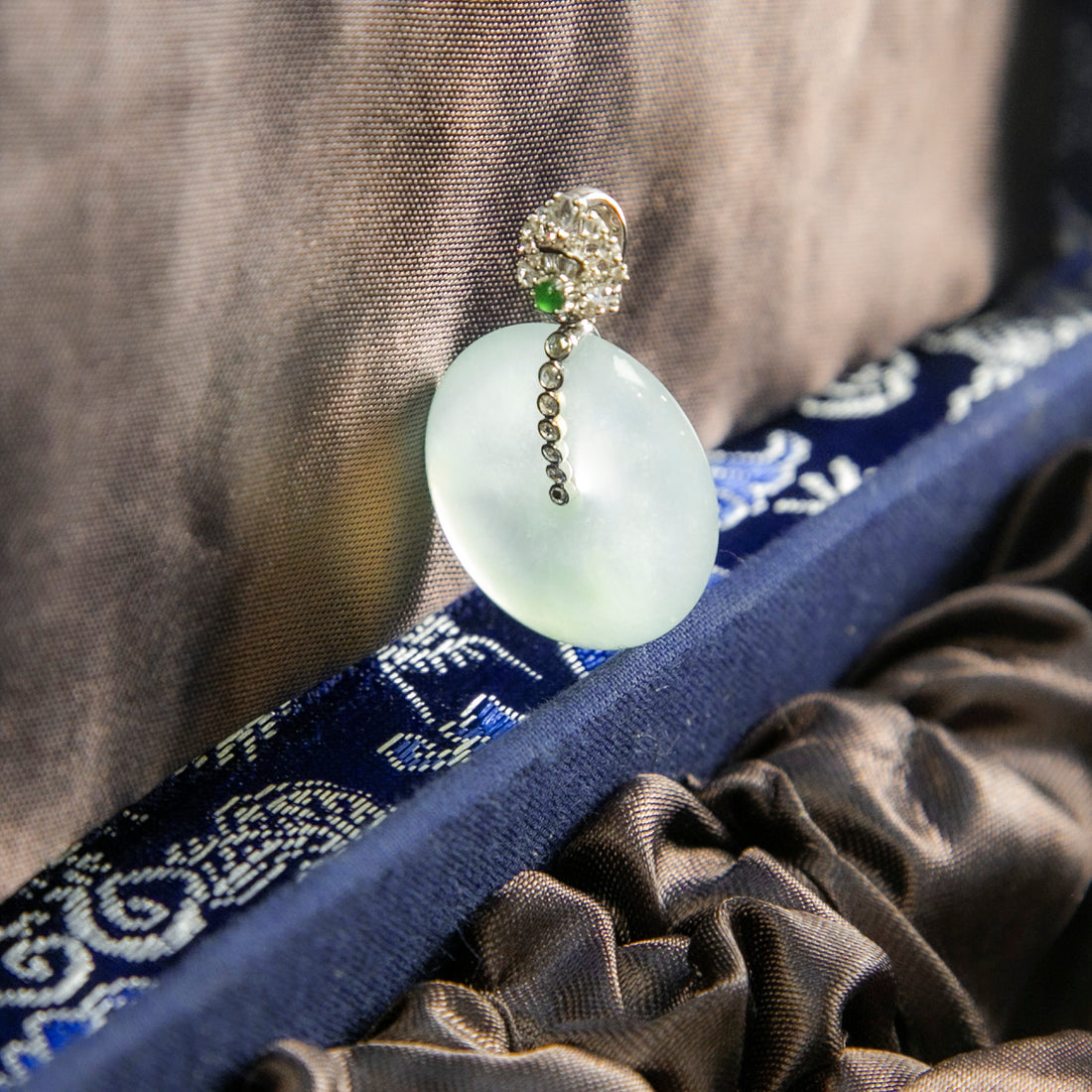 18K白金鑲鑽天然緬甸翡翠高冰淡綠飄花平安扣吊墜