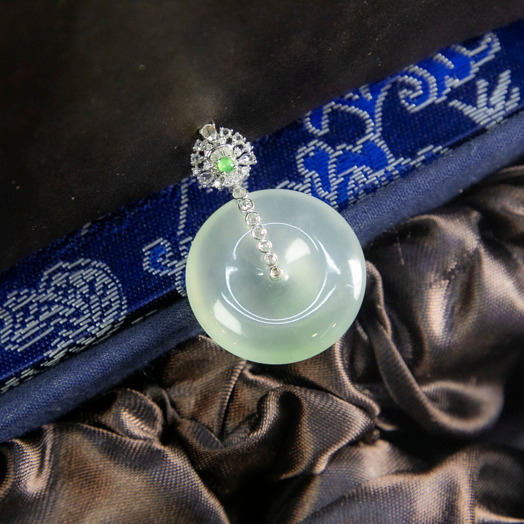 18K白金鑲鑽天然緬甸翡翠高冰淡綠飄花平安扣吊墜