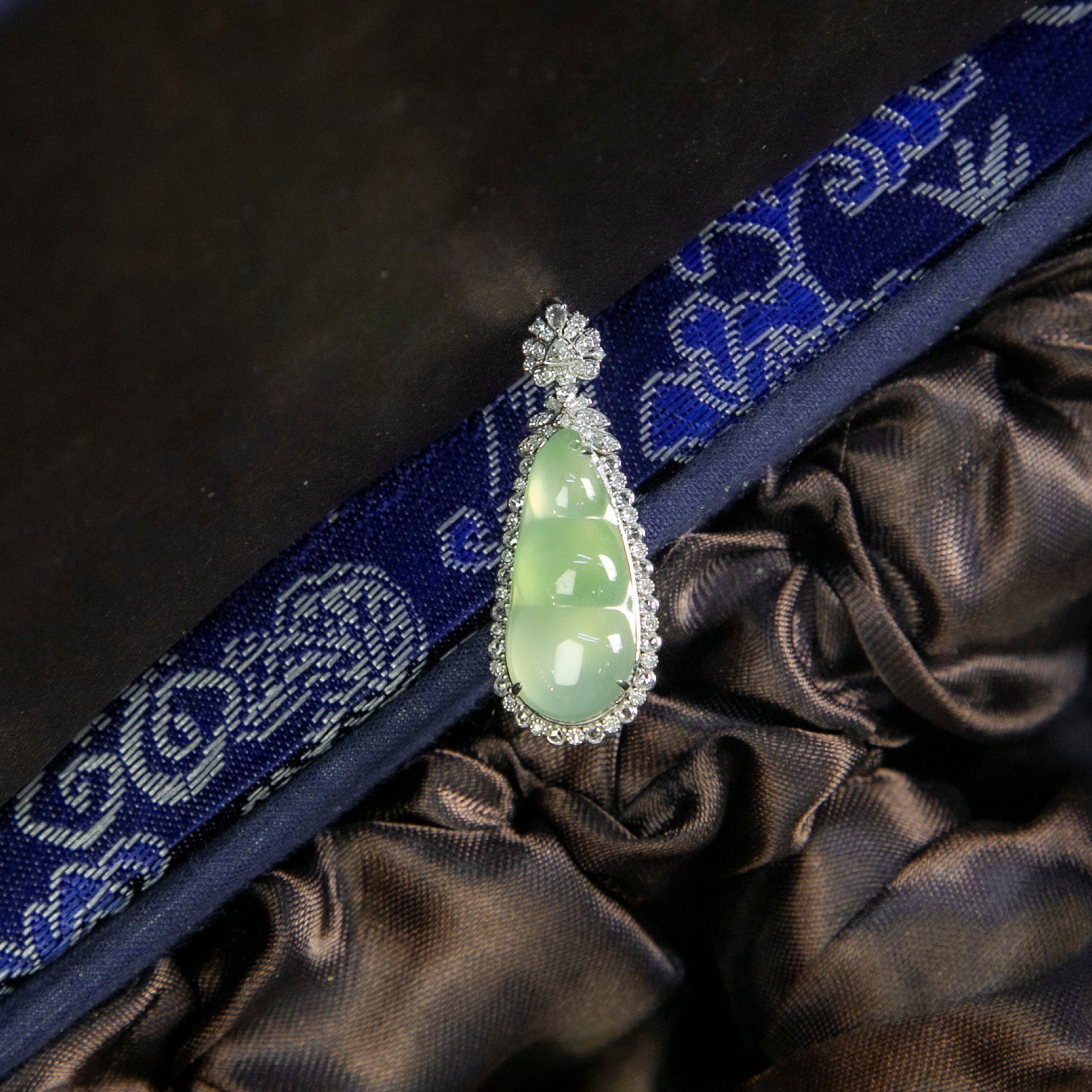 18K白金鑲鑽天然緬甸翡翠冰淡綠福豆吊墜