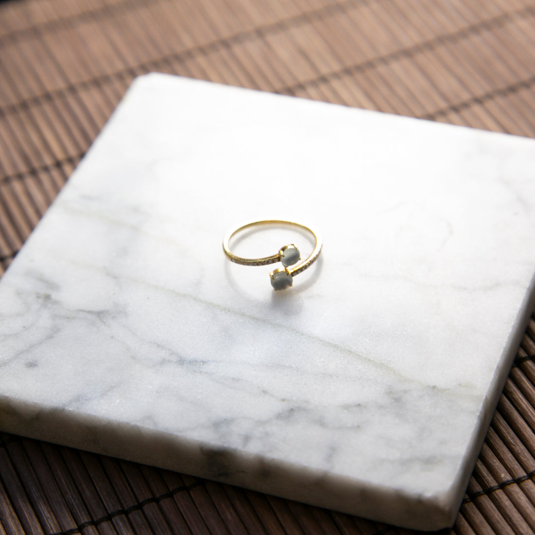 18K白金鑲鑽玻璃種冰白蛋面戒指