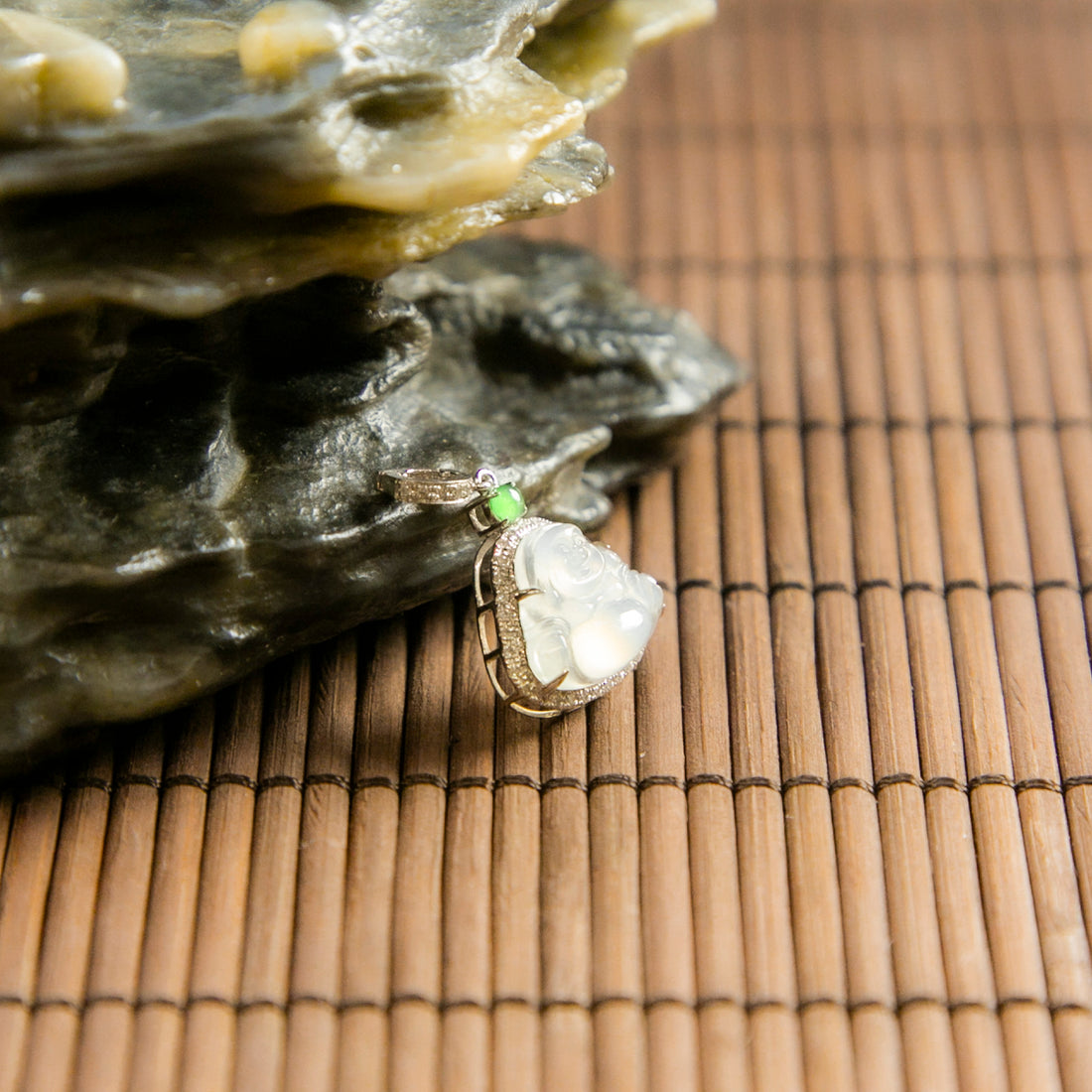 18K白金鑲鑽天然緬甸翡翠冰白笑佛開關扣吊墜