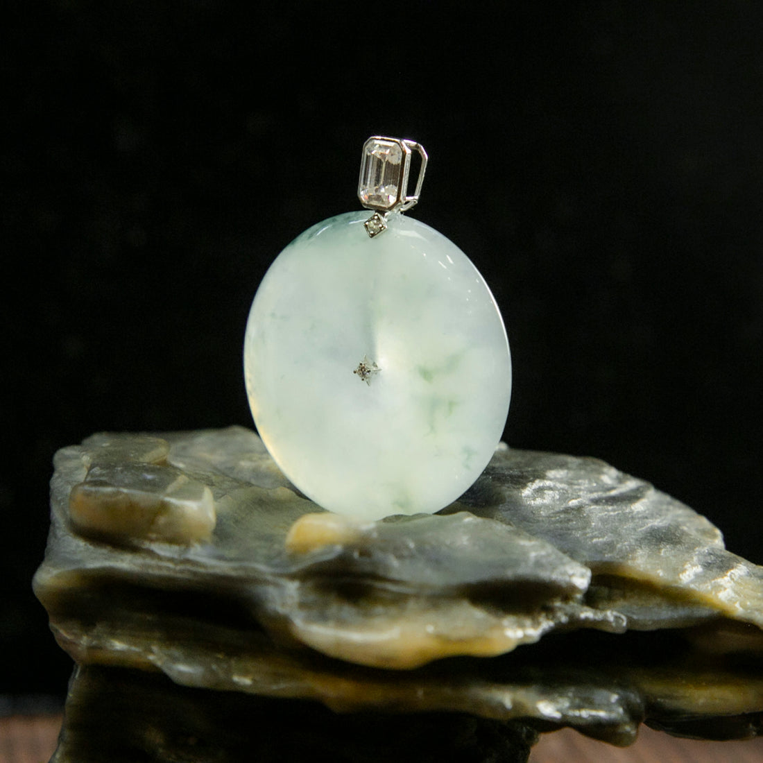 18K白金鑲鑽天然緬甸翡翠冰白飄花平安扣吊墜