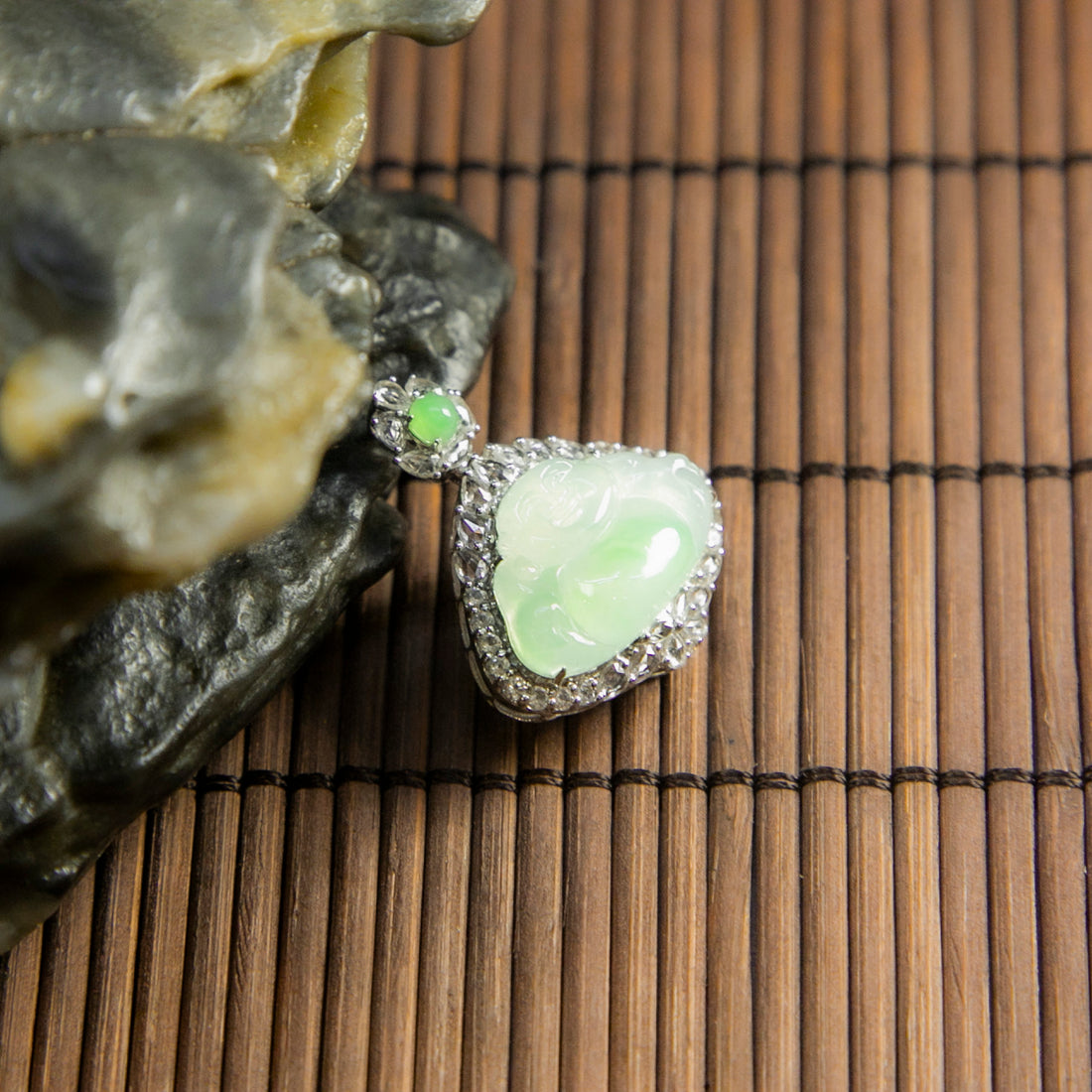 18K白金鑲鑽天然緬甸翡翠冰飄綠笑佛吊墜