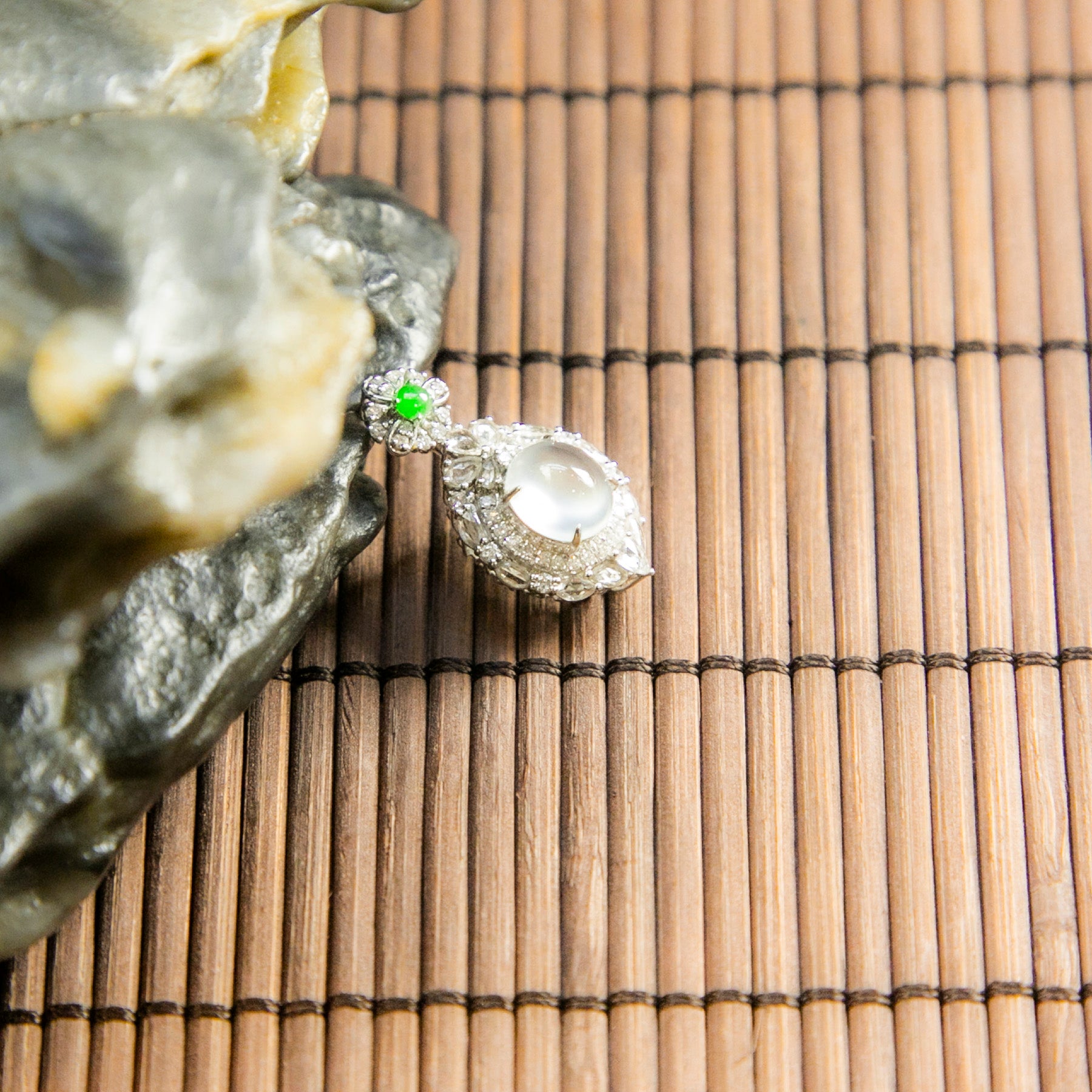 18K白金鑲鑽天然緬甸翡翠高冰白蛋面吊墜