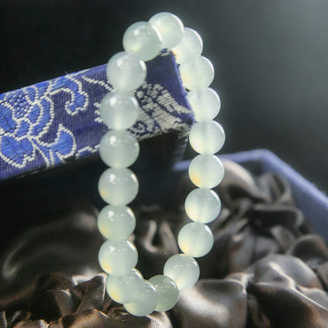 天然緬甸翡翠光感高冰淡綠手珠串 10.1mm