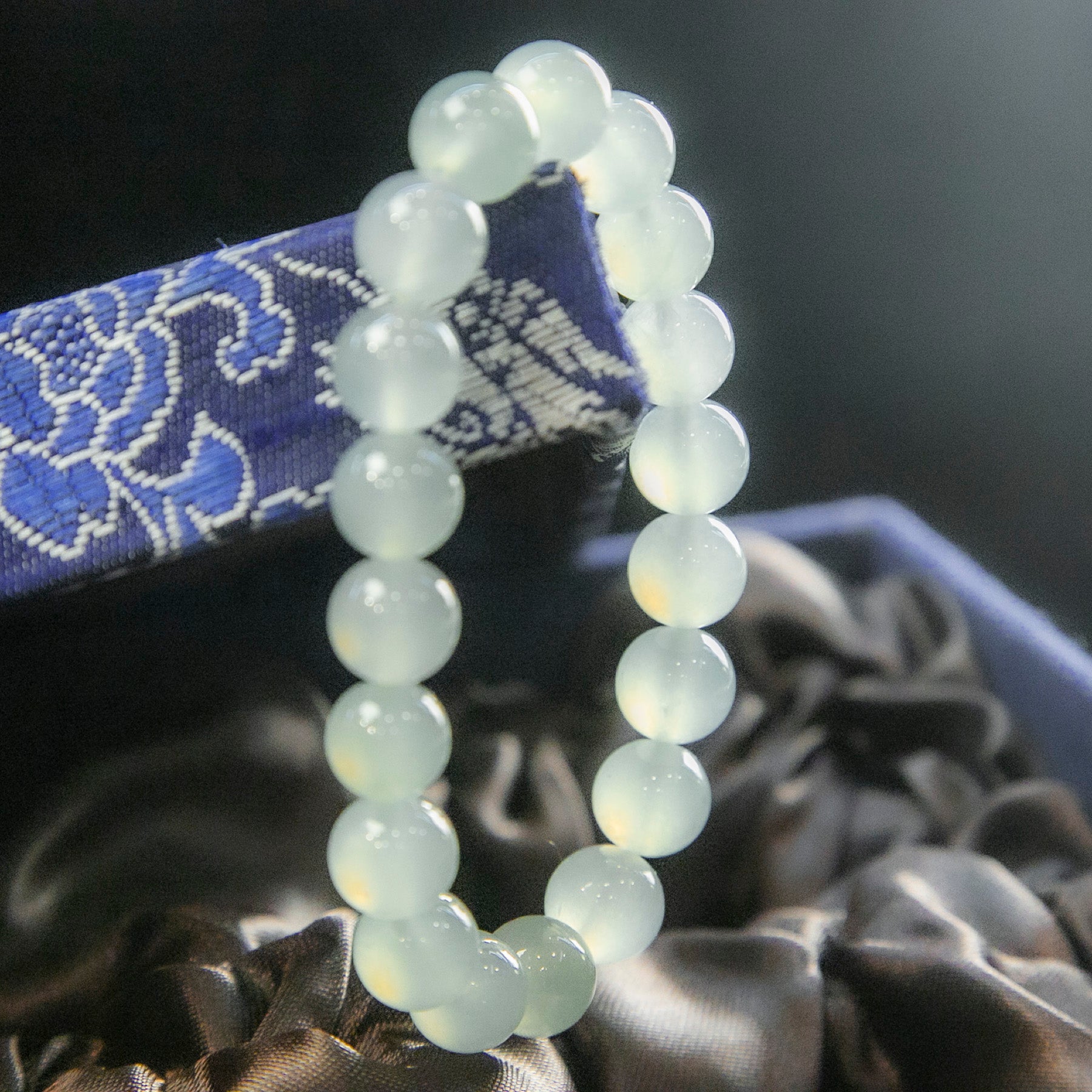 天然緬甸翡翠光感高冰淡綠手珠串 10.1mm