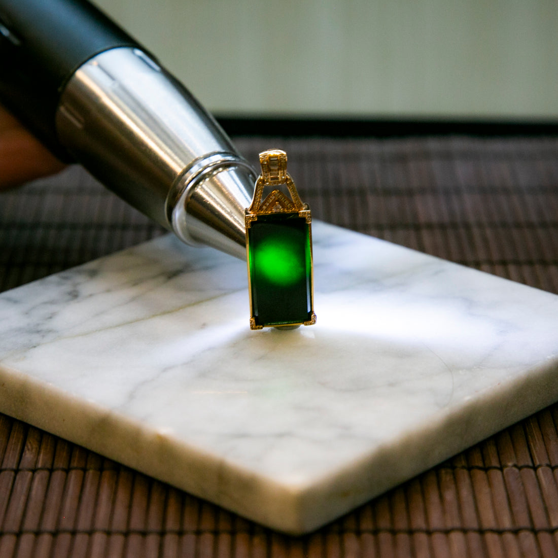 18K金鑲鑽天然緬甸翡翠墨翠方形吊墜