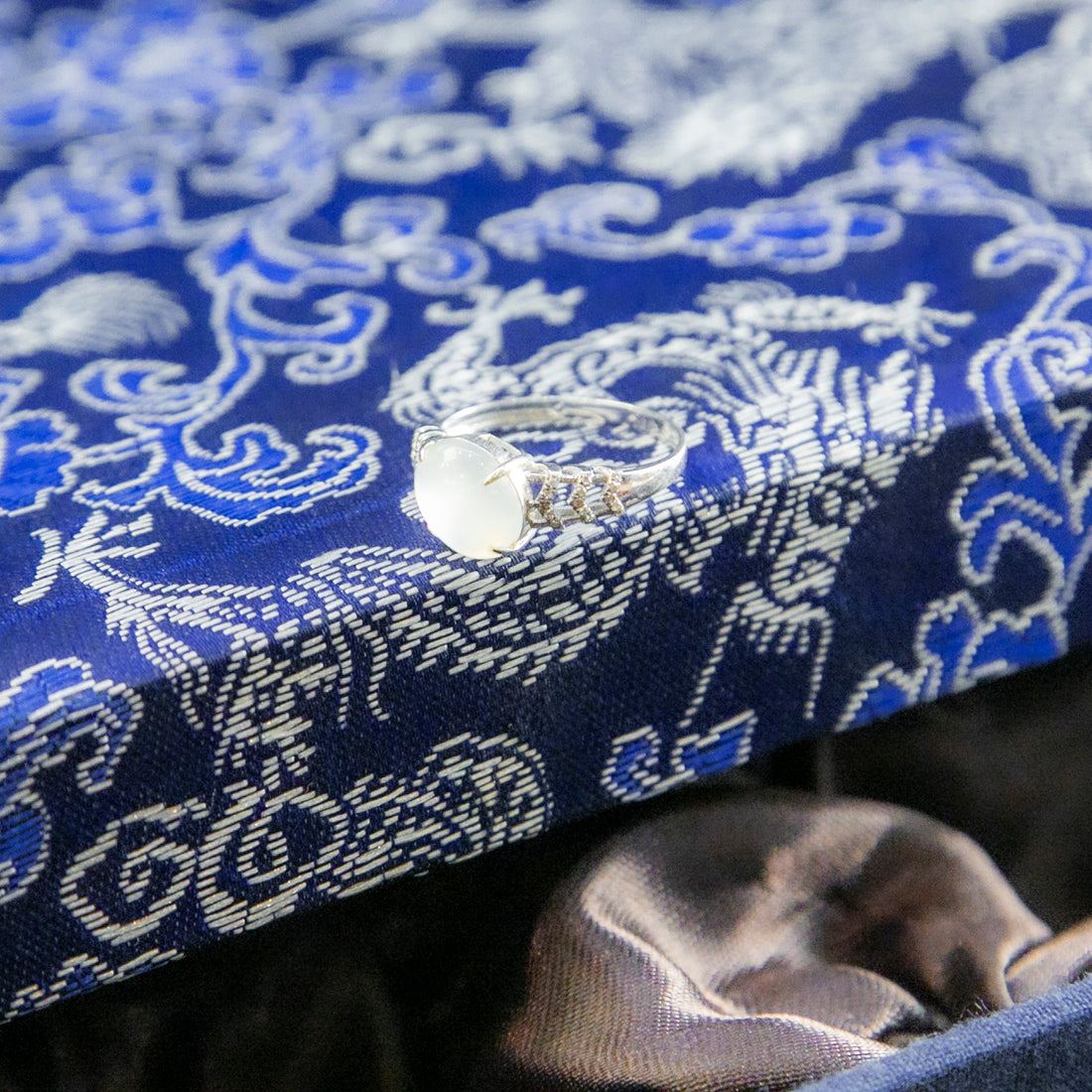 18K白金鑲鑽天然緬甸翡翠冰白蛋面戒指