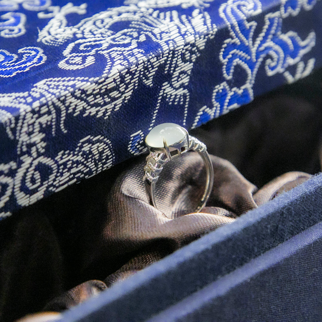 18K白金鑲鑽天然緬甸翡翠冰白蛋面戒指