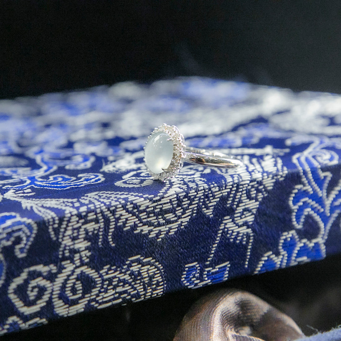 18K白金鑲鑽天然緬甸翡翠冰白蛋面戒指