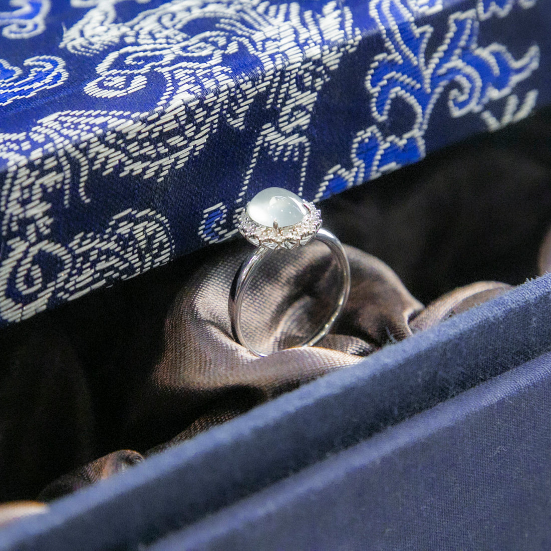 18K白金鑲鑽天然緬甸翡翠冰白蛋面戒指