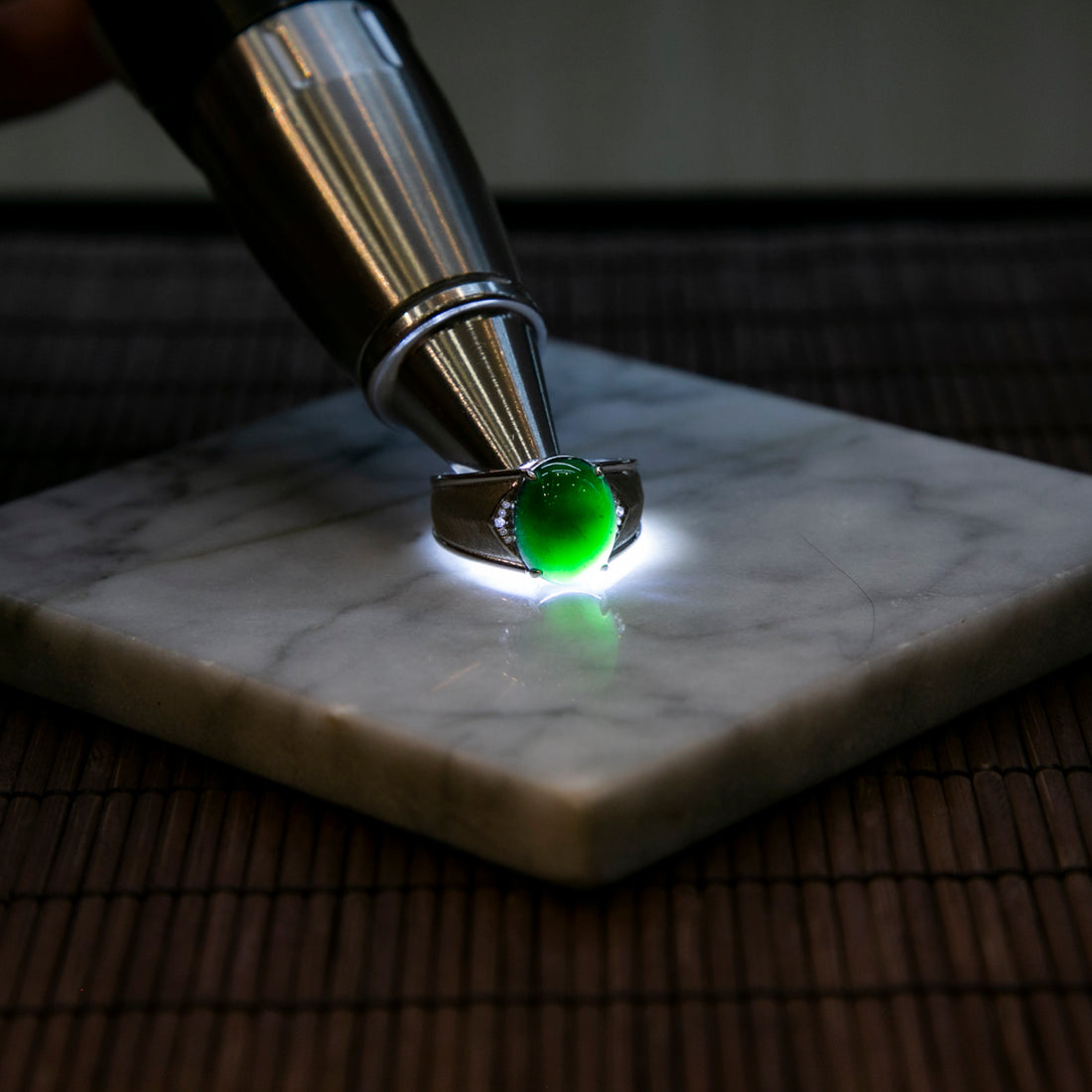 18K白金鑲鑽天然緬甸翡翠墨翠蛋面戒指