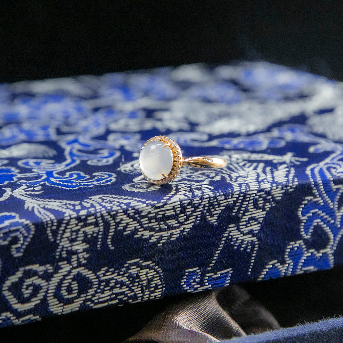 18K金鑲鑽天然緬甸翡翠冰淡紫蛋面戒指