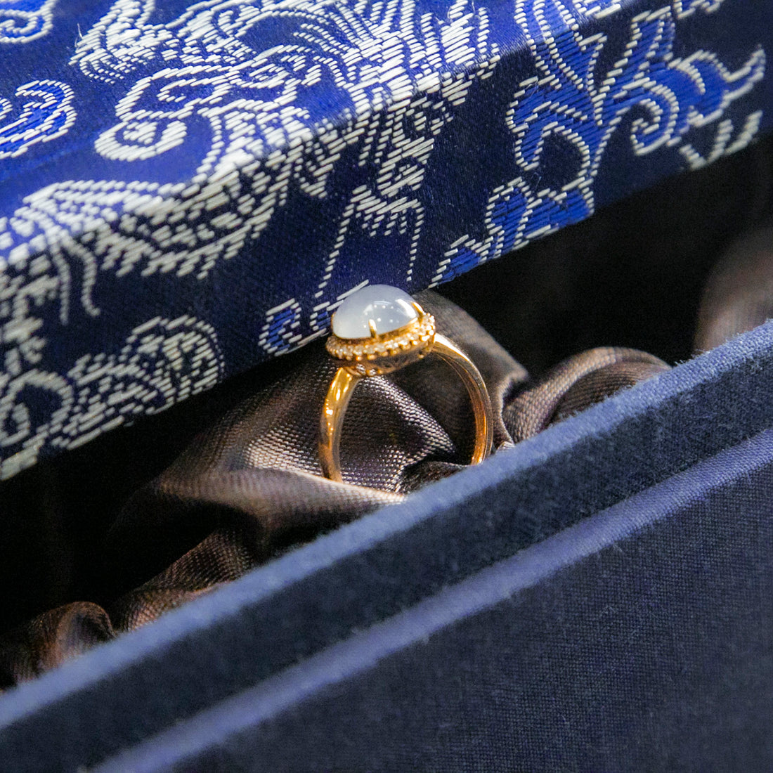 18K金鑲鑽天然緬甸翡翠冰淡紫蛋面戒指