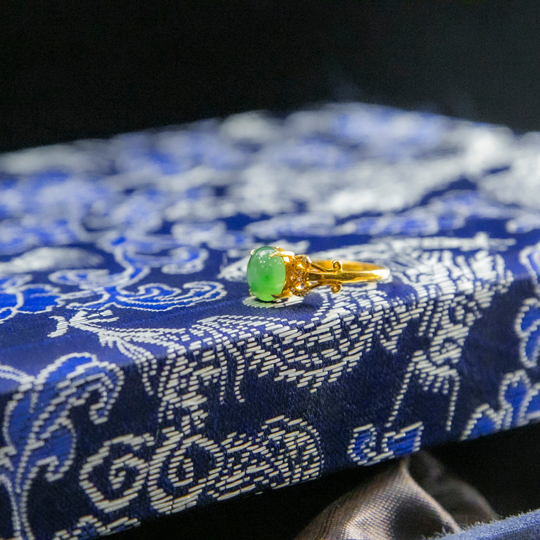 18K金鑲鑽天然緬甸翡翠冰綠飄花蛋面戒指