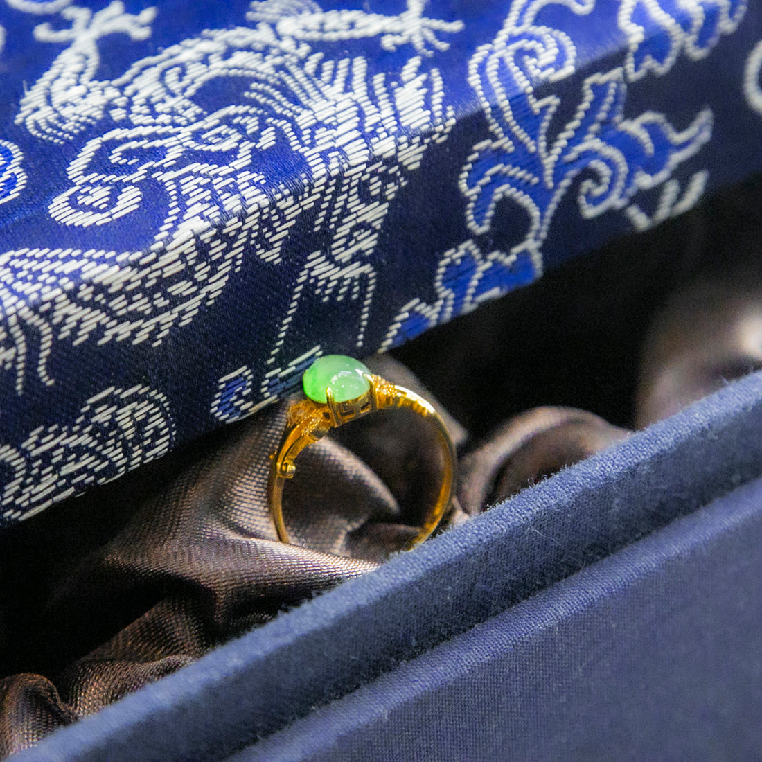 18K金鑲鑽天然緬甸翡翠冰綠飄花蛋面戒指