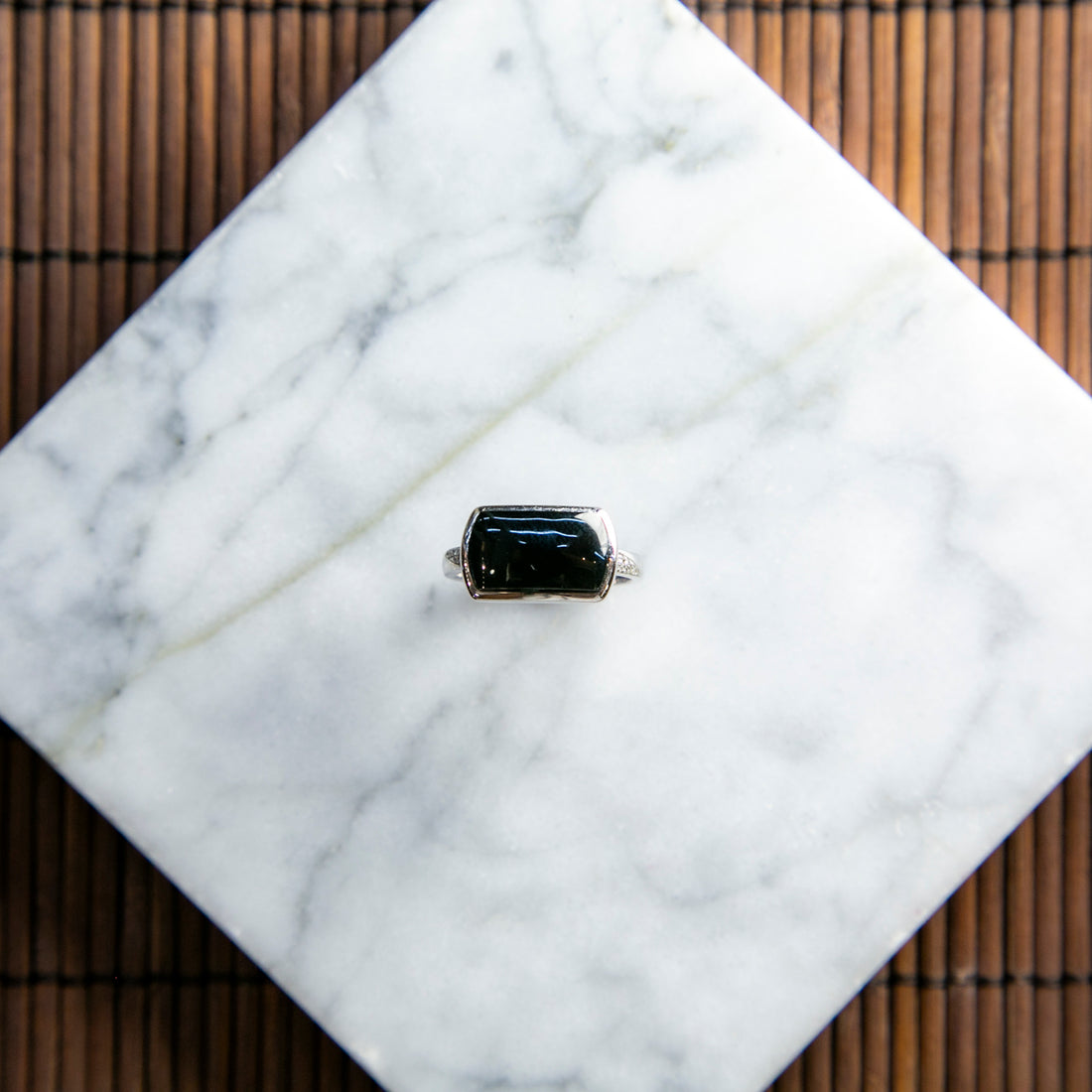 18K白金鑲鑽天然緬甸翡翠墨翠長形戒指