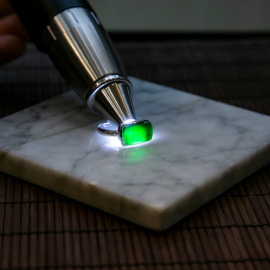 18K白金鑲鑽天然緬甸翡翠墨翠長形戒指