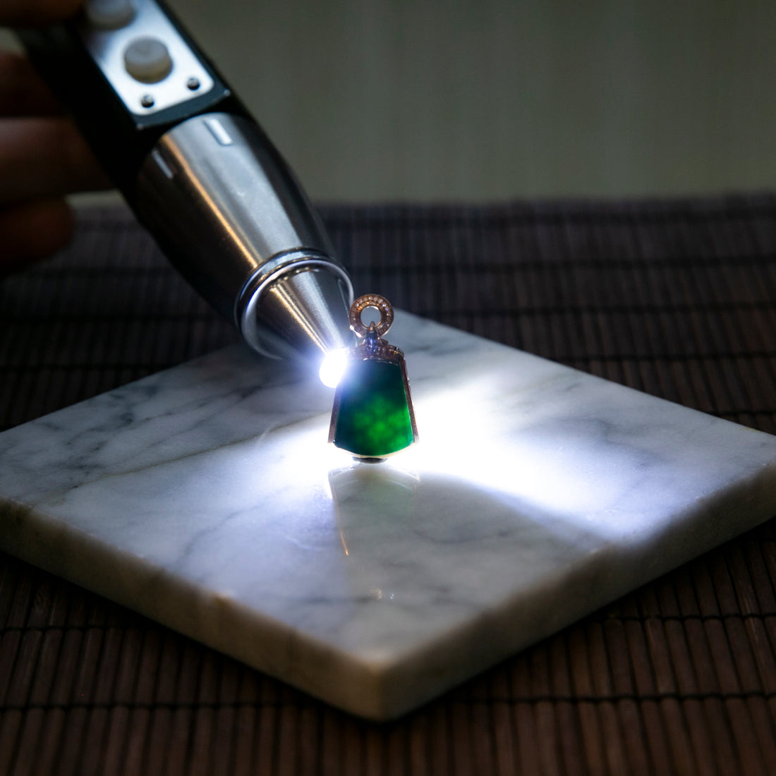 18K金鑲鑽天然緬甸翡翠墨翠無事牌吊墜