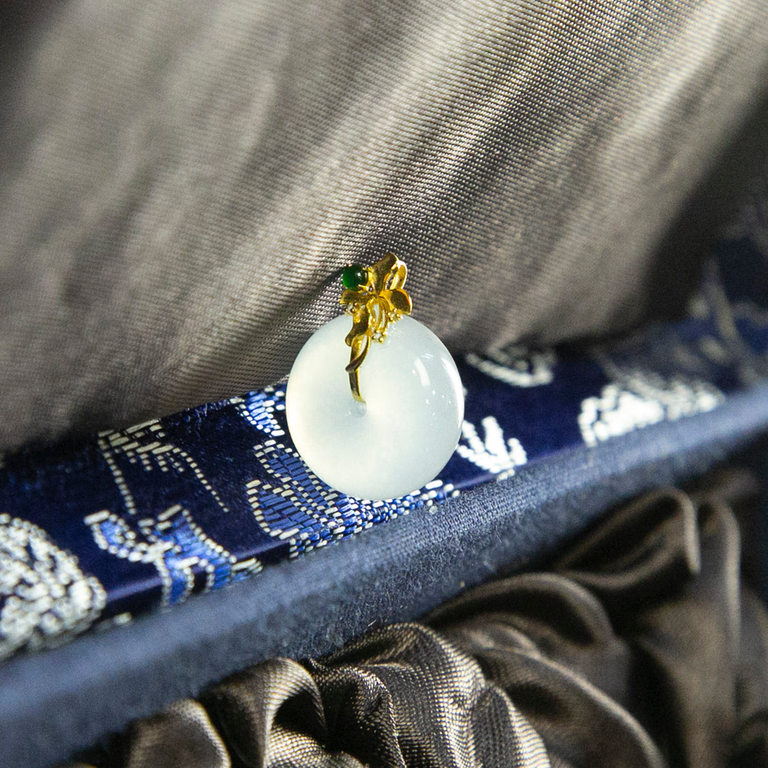 18K金天然緬甸翡翠冰白灑烏雞平安扣吊墜