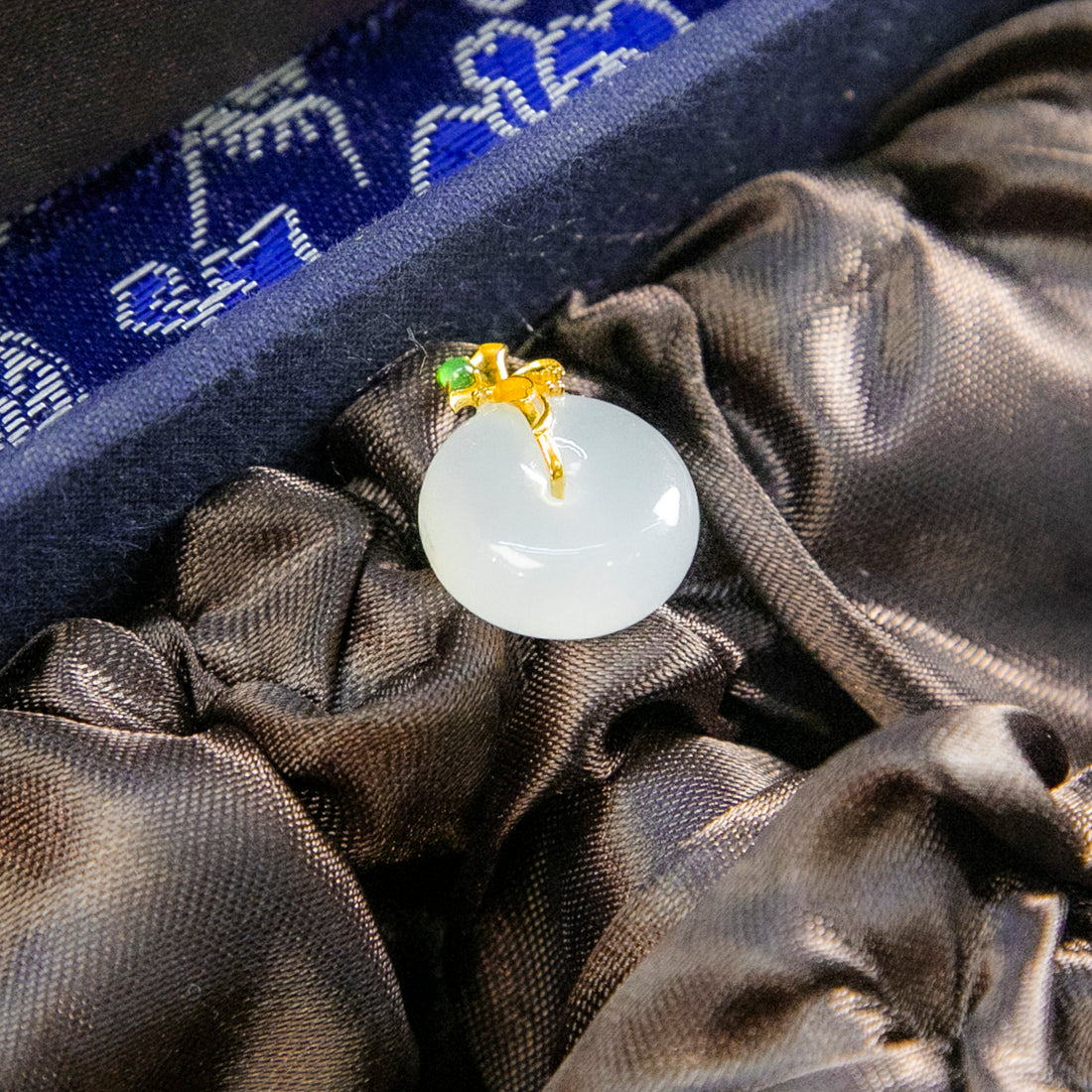 18K金天然緬甸翡翠冰白灑烏雞平安扣吊墜