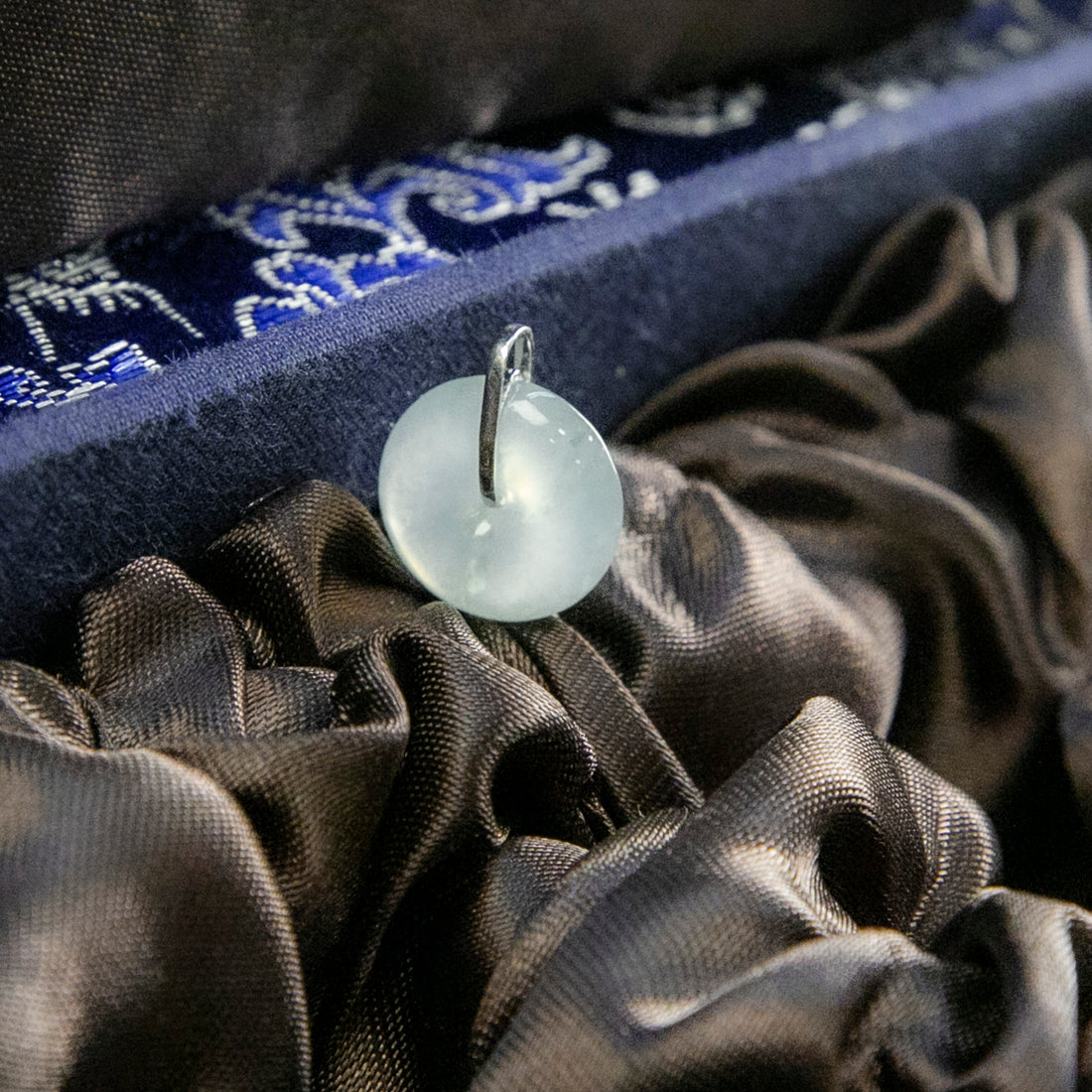 18K白金鑲鑽天然緬甸翡翠冰飄花平安扣吊墜