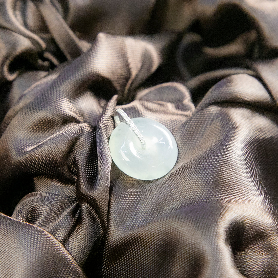 18K白金鑲鑽天然緬甸翡翠冰飄花平安扣吊墜