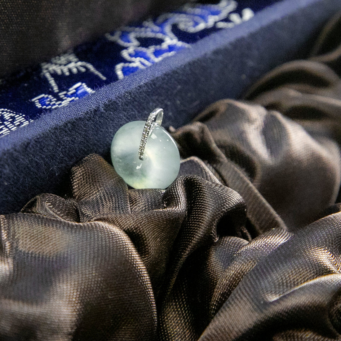 18K白金鑲鑽天然緬甸翡翠冰飄花平安扣吊墜