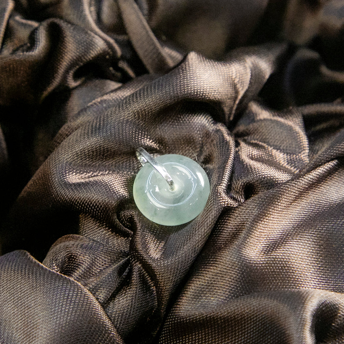 18K白金鑲鑽天然緬甸翡翠冰飄花平安扣吊墜