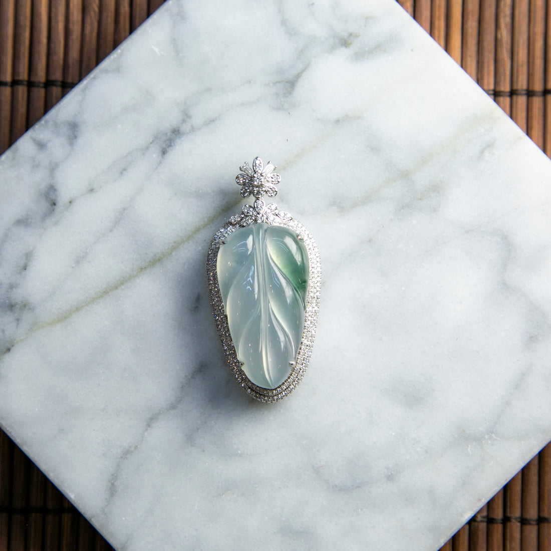 18K白金鑲鑽天然緬甸翡翠高冰飄花葉片吊墜