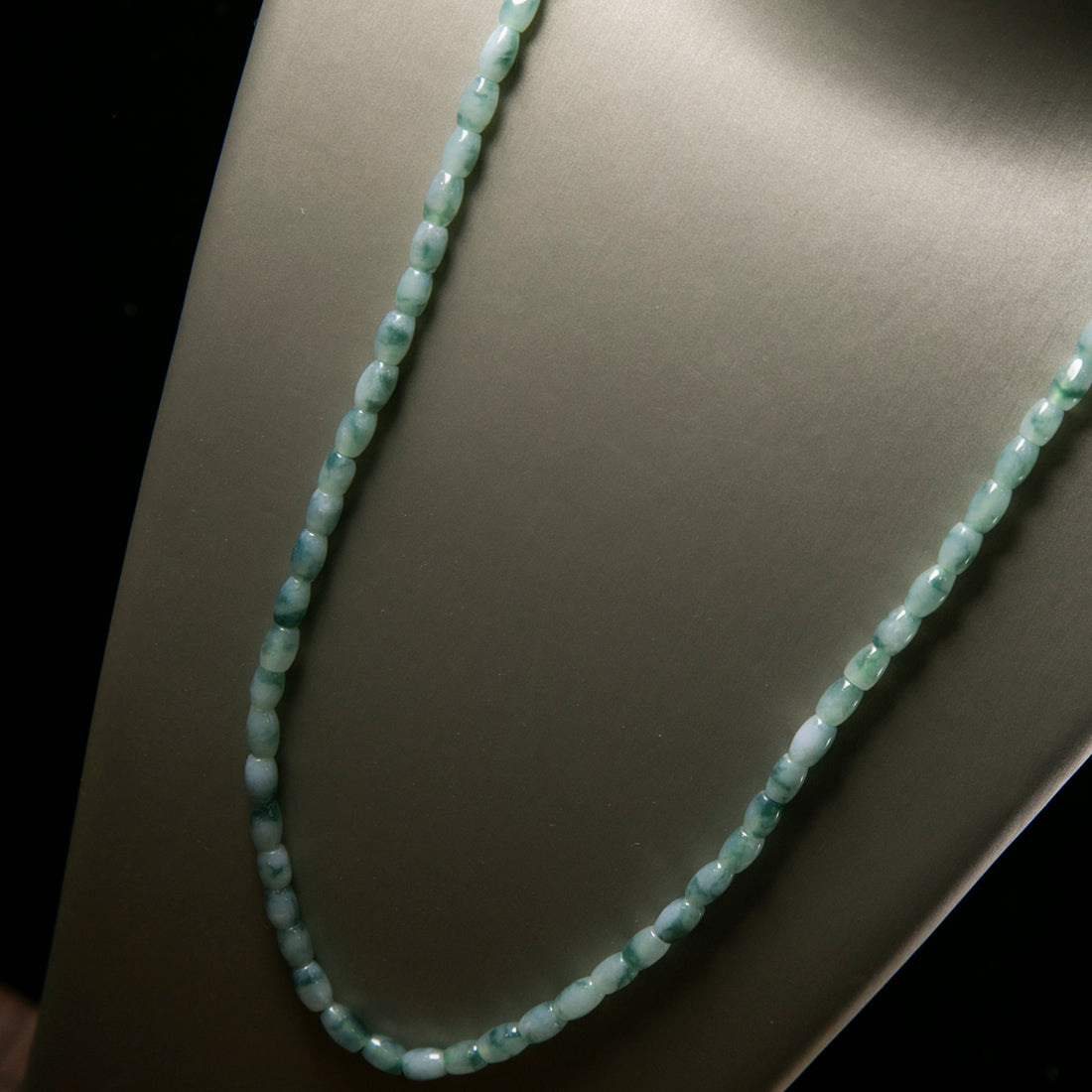 天然緬甸翡翠淡綠底飄花桶珠串