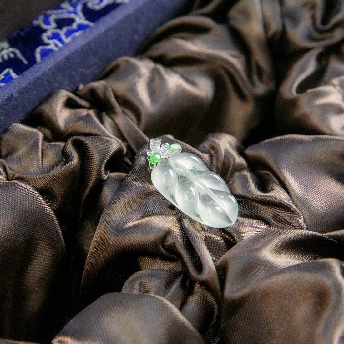 18K白金鑲鑽天然緬甸翡翠高冰飄花葉片吊墜