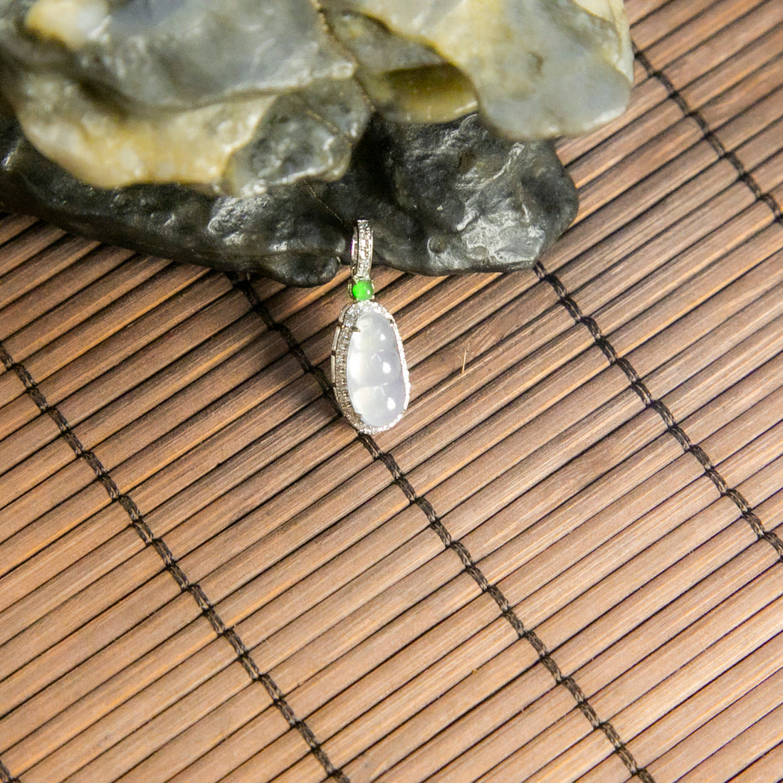 18K白金鑲鑽天然緬甸翡翠冰白福豆開關扣小吊墜