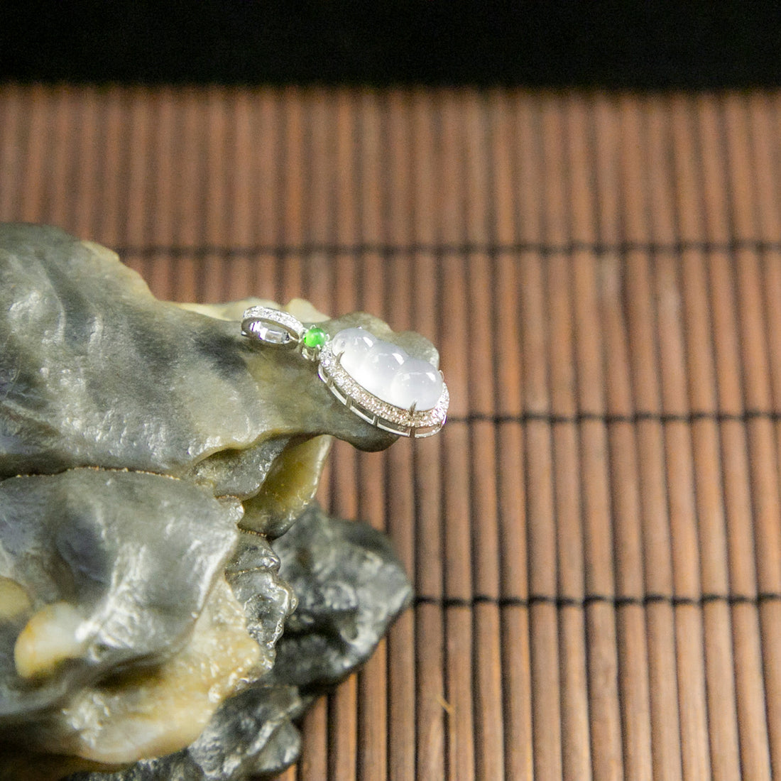 18K白金鑲鑽天然緬甸翡翠冰白福豆開關扣小吊墜