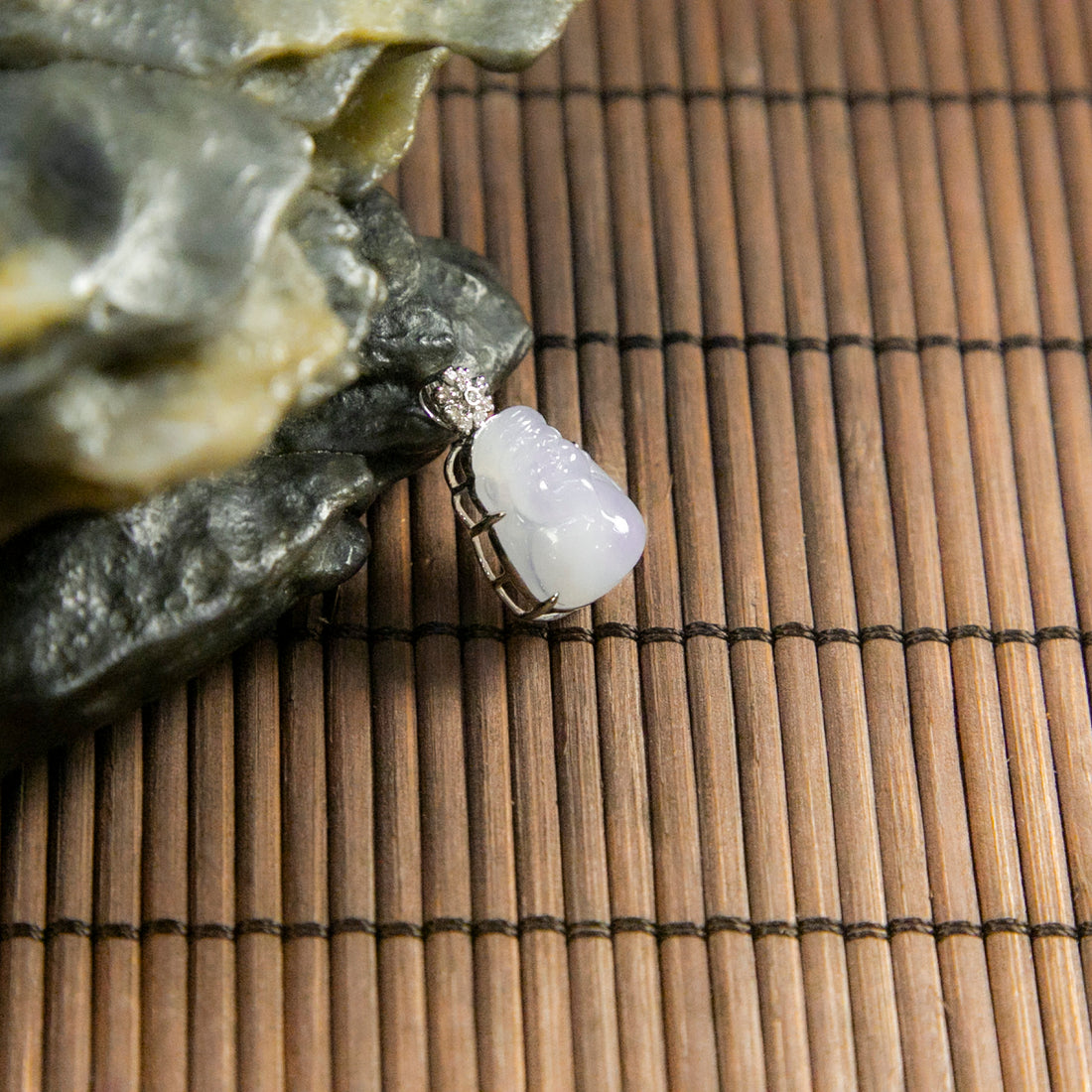 18K白金鑲鑽天然緬甸翡翠冰淡紫財神吊墜