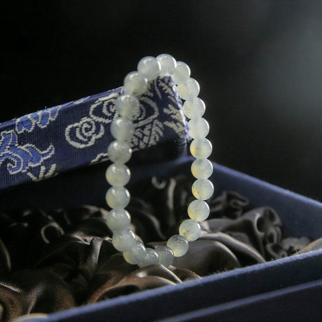 天然緬甸翡翠冰烏雞手珠串 (8.2mm)