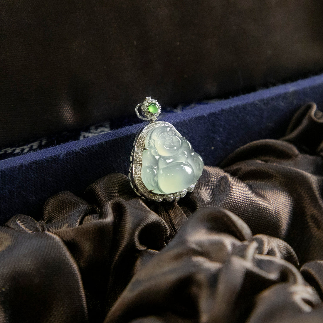 18K白金鑲鑽天然緬甸翡翠冰淡綠笑佛吊墜