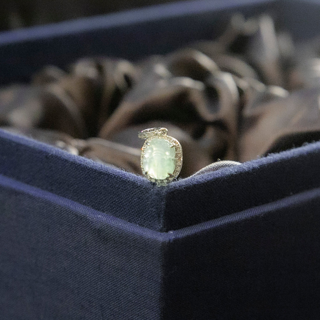 18K白金鑲鑽天然緬甸翡翠冰飄綠貔貅開關扣吊墜