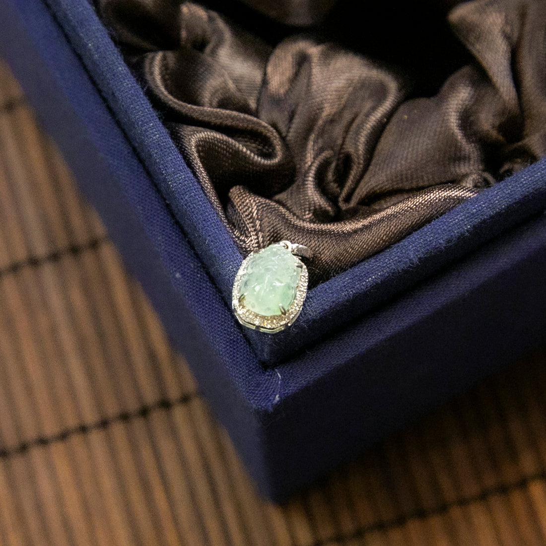 18K白金鑲鑽天然緬甸翡翠冰飄綠貔貅開關扣吊墜