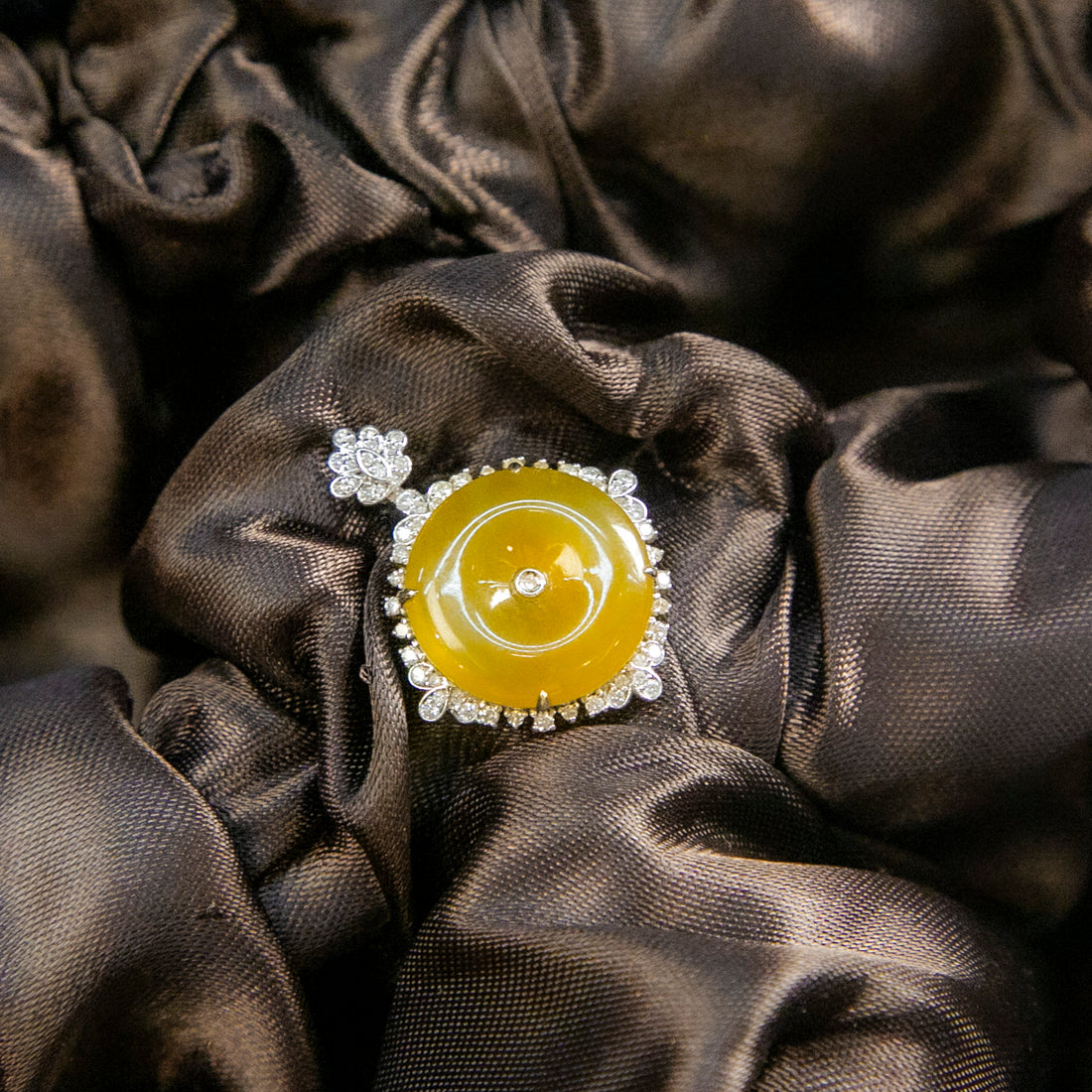 18K白金鑲鑽天然緬甸翡翠冰黃翡平安扣吊墜