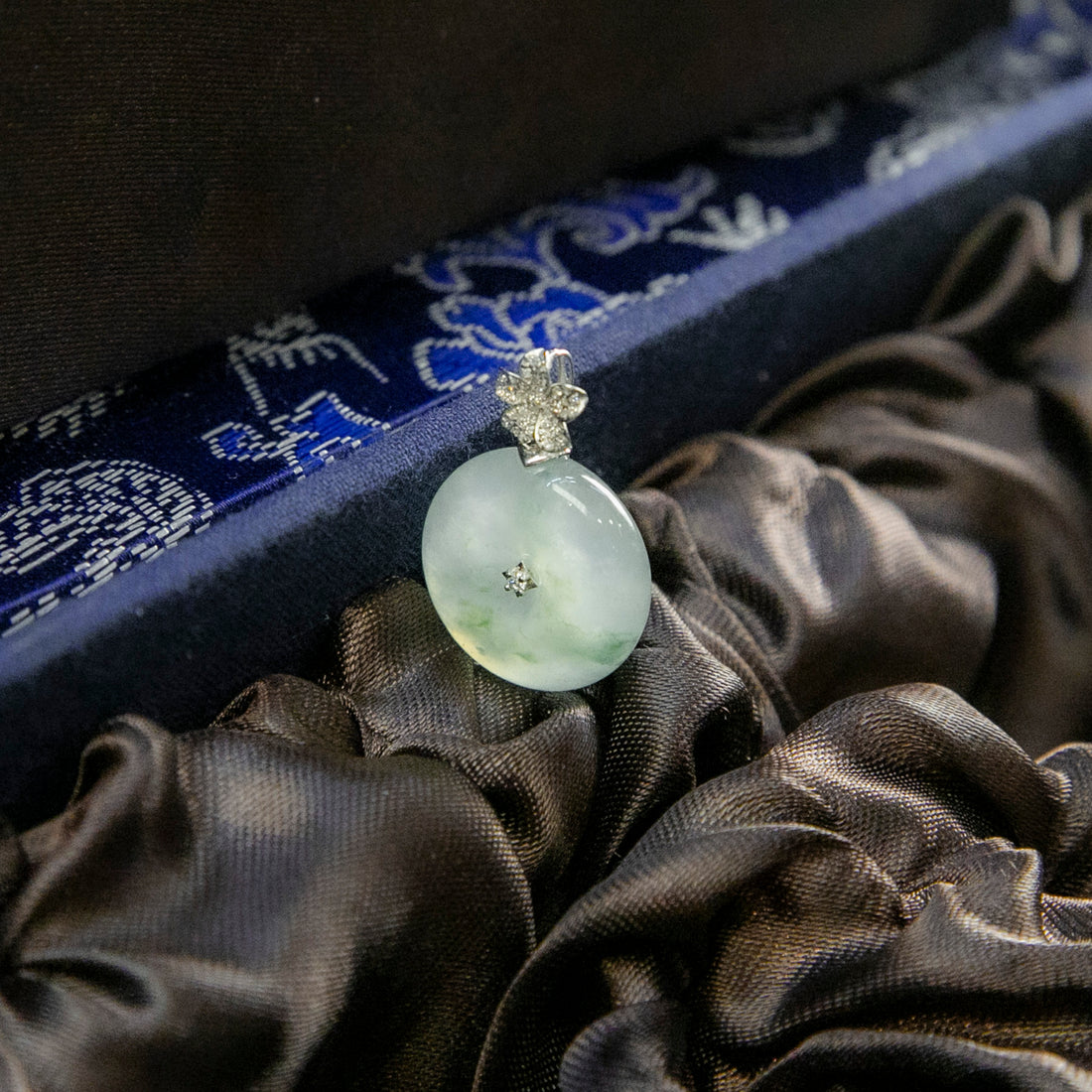 18K白金鑲鑽天然緬甸翡翠冰淡綠飄花平安扣吊墜