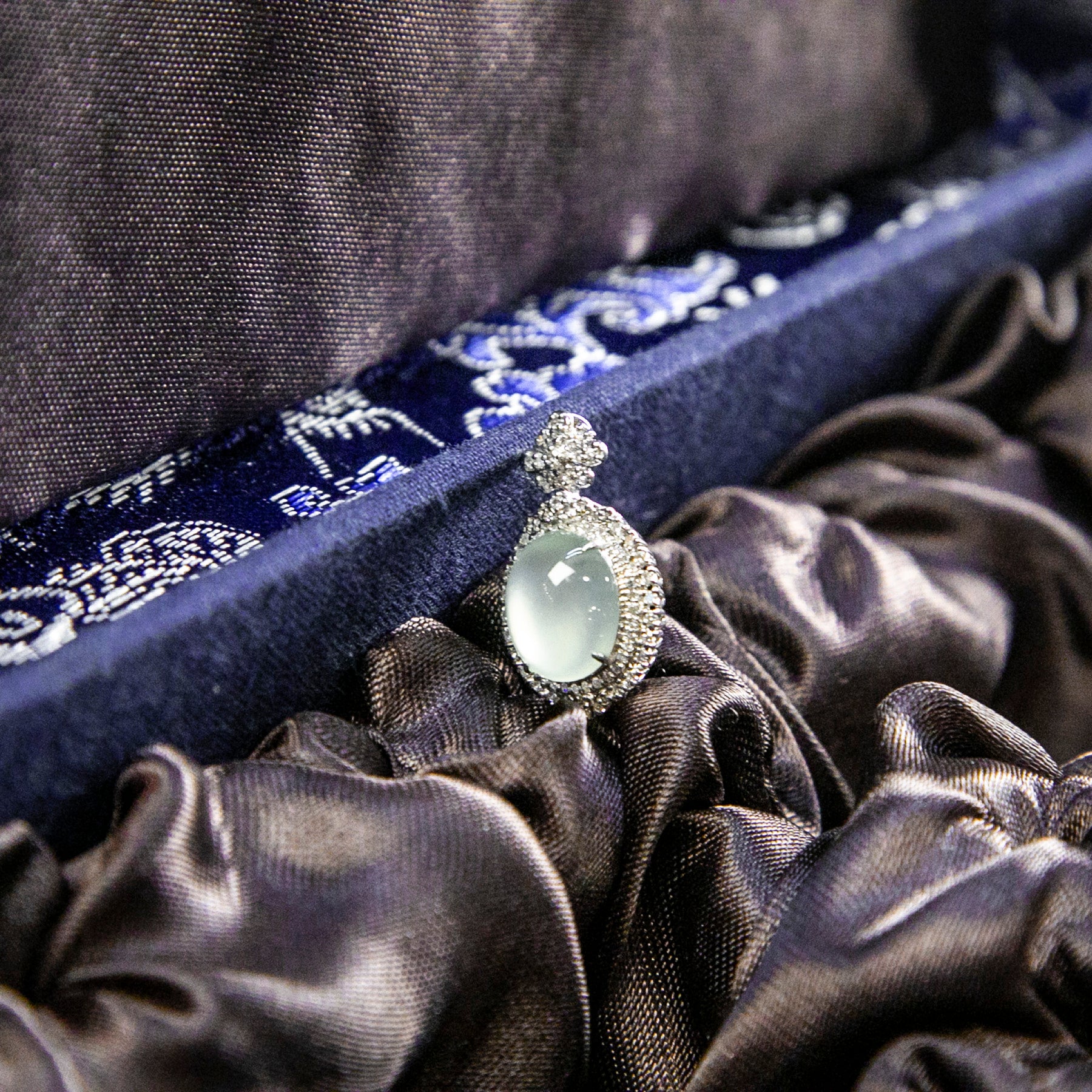 18K白金鑲鑽天然緬甸翡翠冰淡綠蛋面吊墜