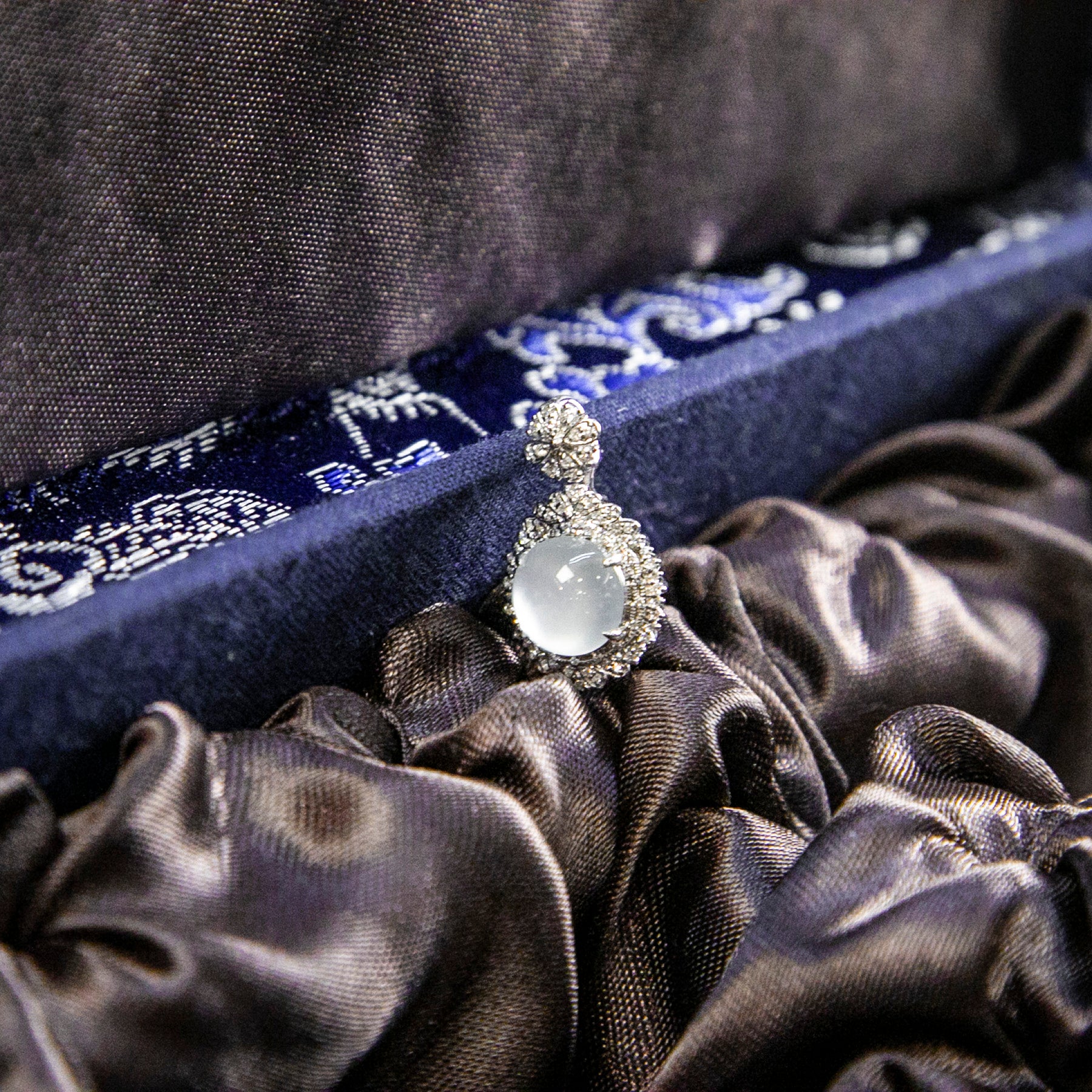 18K白金鑲鑽天然緬甸翡翠冰白蛋面吊墜