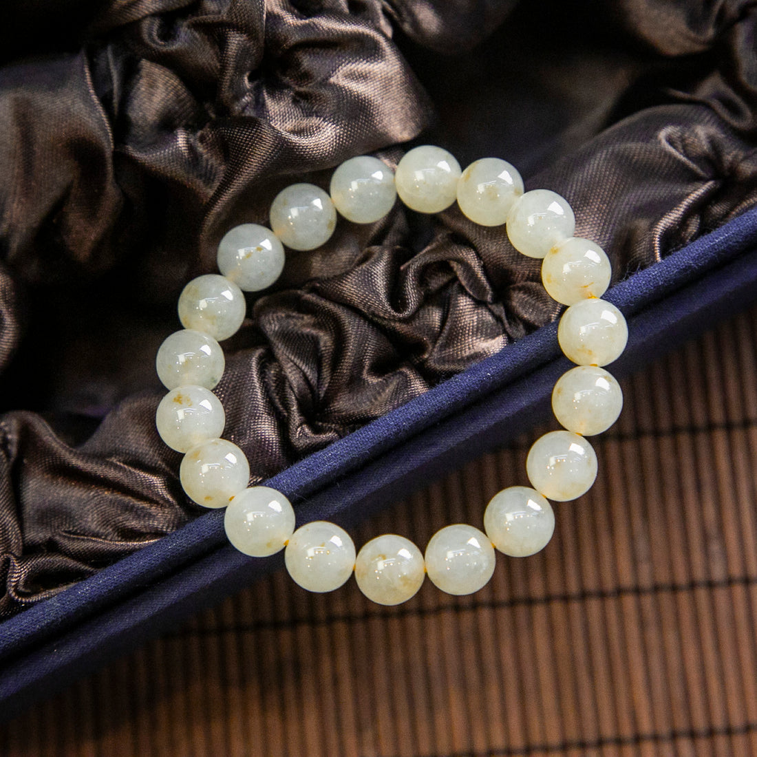 天然緬甸翡翠冰淡黃飄花灑金手珠串 (9.9mm)