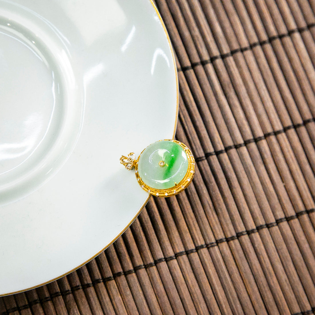 18K金鑲鑽天然緬甸翡翠冰淡綠飄花平安扣吊墜