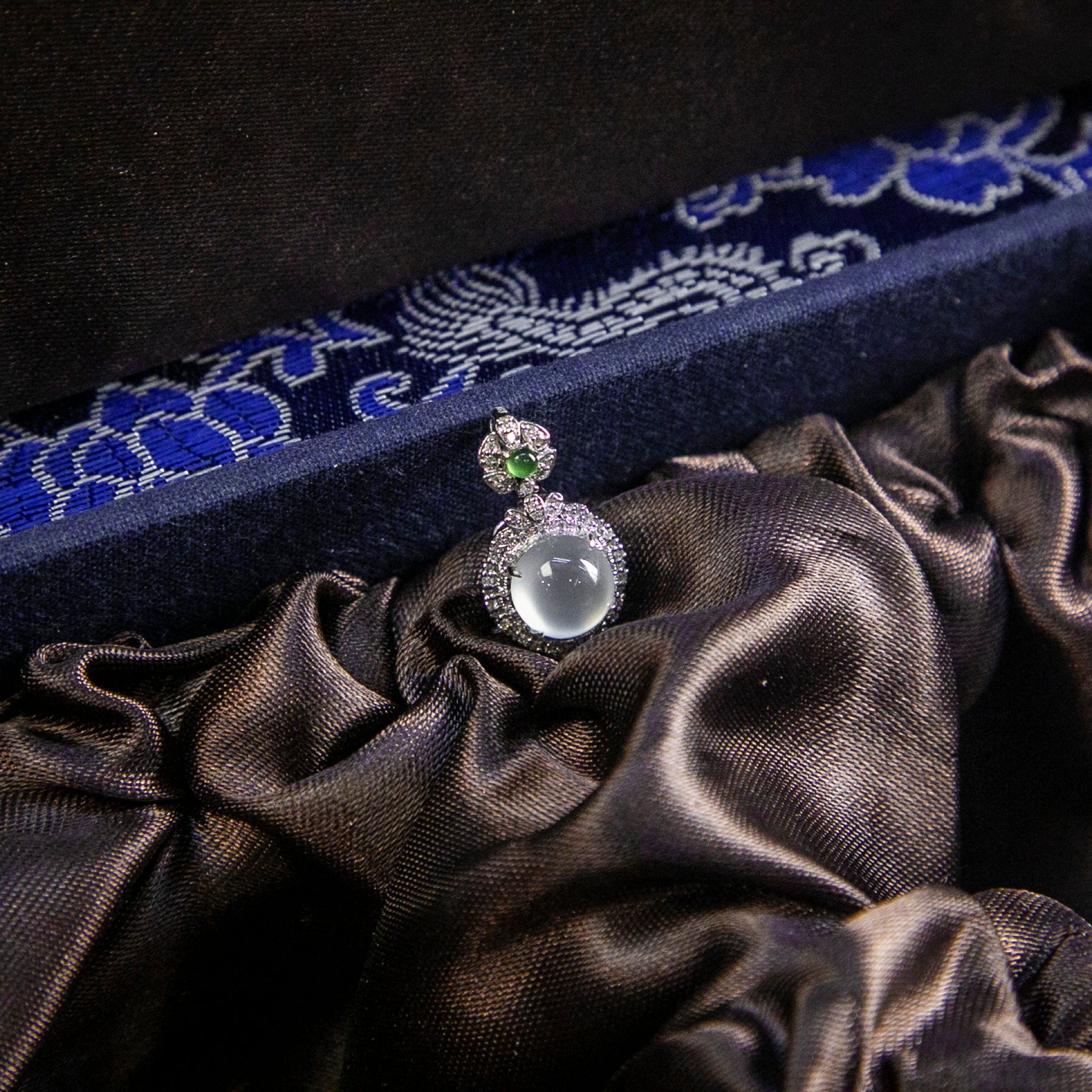 18K白金鑲鑽天然緬甸翡翠高冰白蛋面吊墜