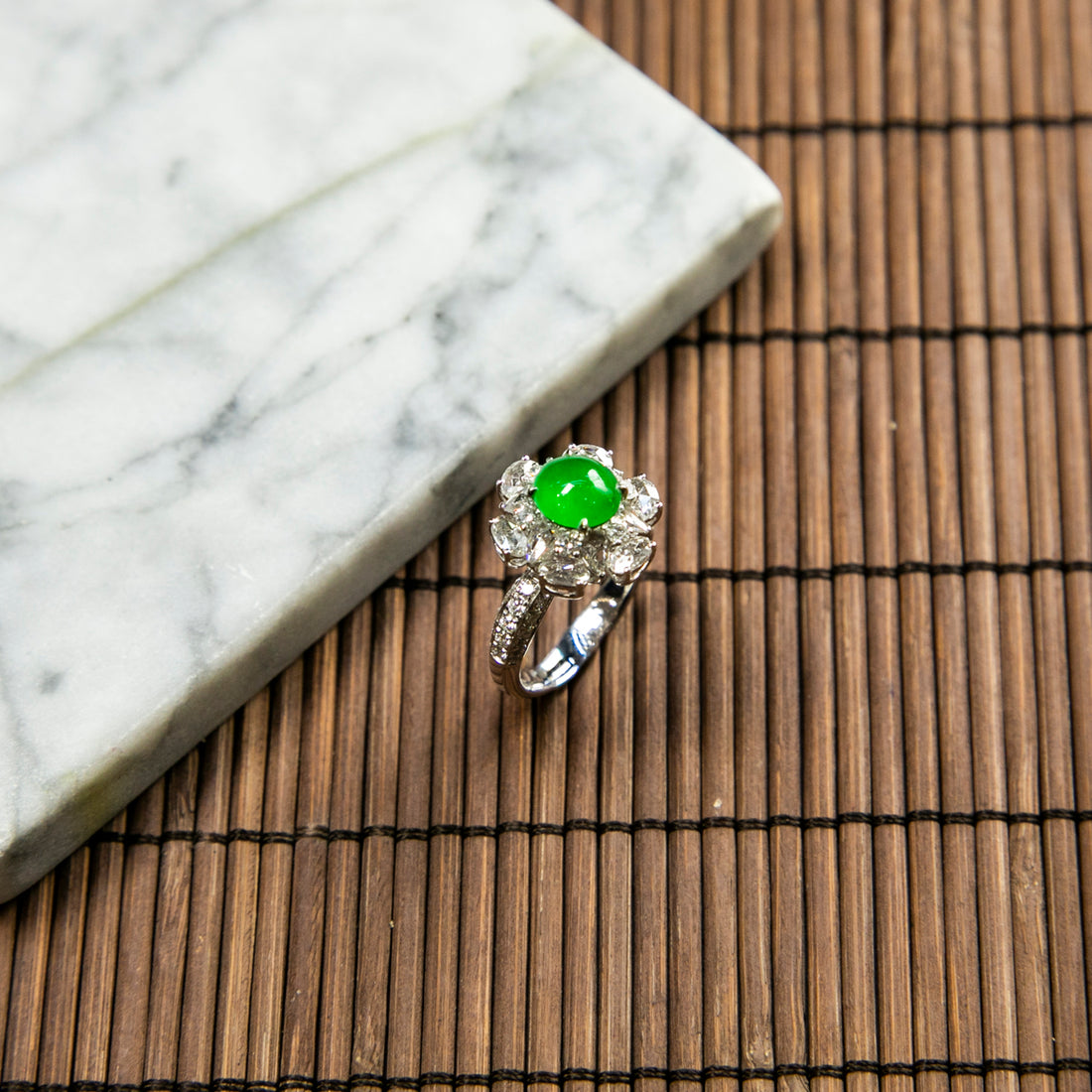 18K白金鑲鑽天然緬甸翡翠玻璃帝王綠蛋面戒指