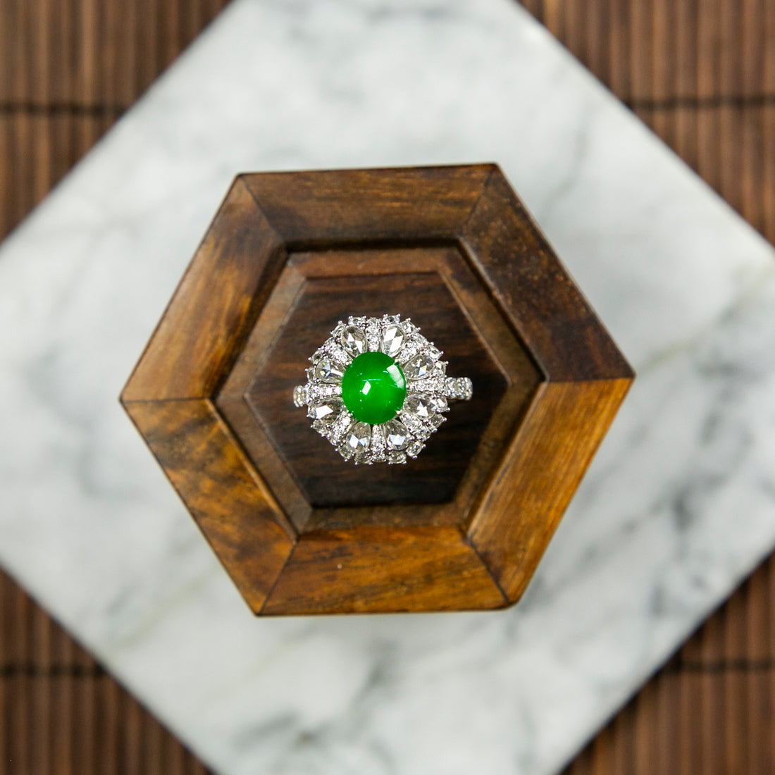 18K白金鑲鑽天然緬甸翡翠玻璃帝王綠蛋面戒指