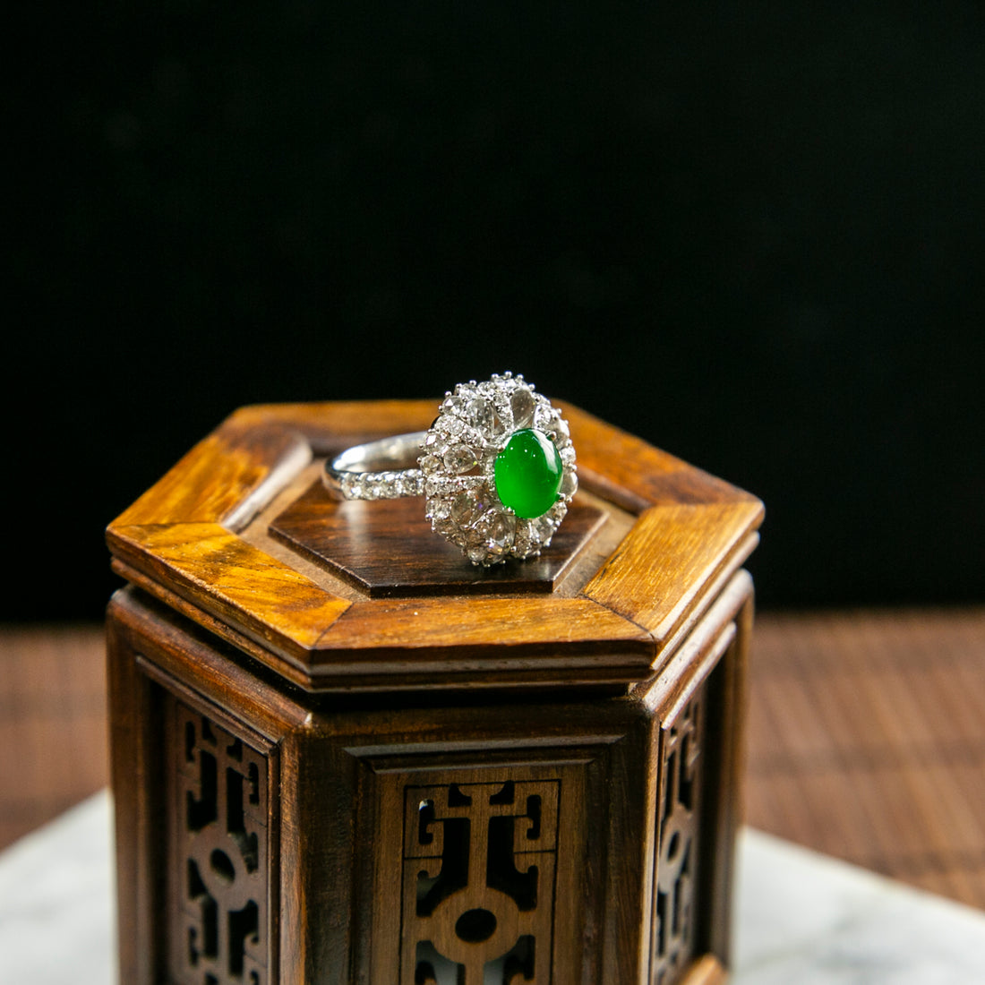 18K白金鑲鑽天然緬甸翡翠玻璃帝王綠蛋面戒指