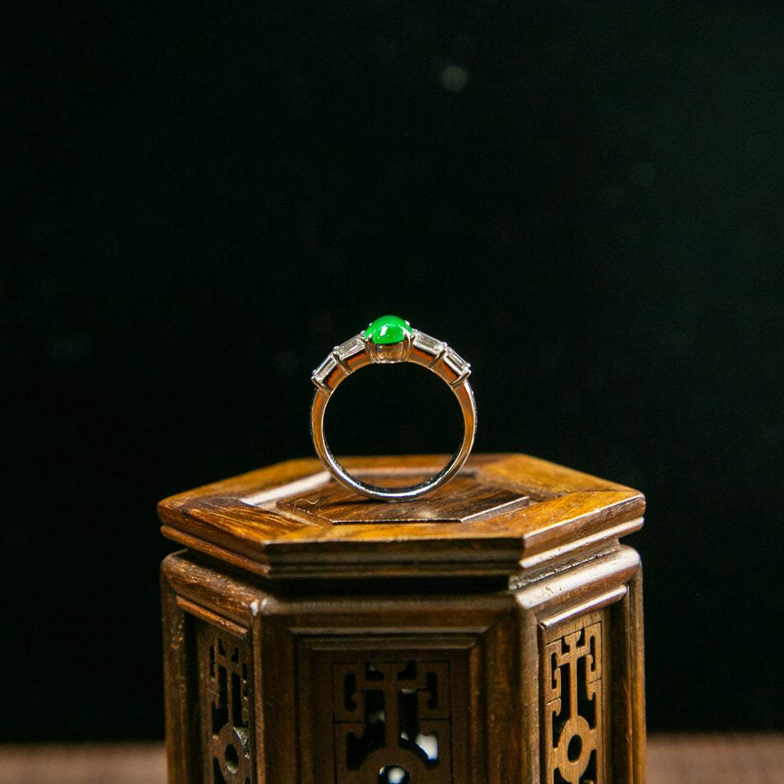 18K白金鑲鑽天然緬甸翡翠玻璃帝王綠蛋面戒指